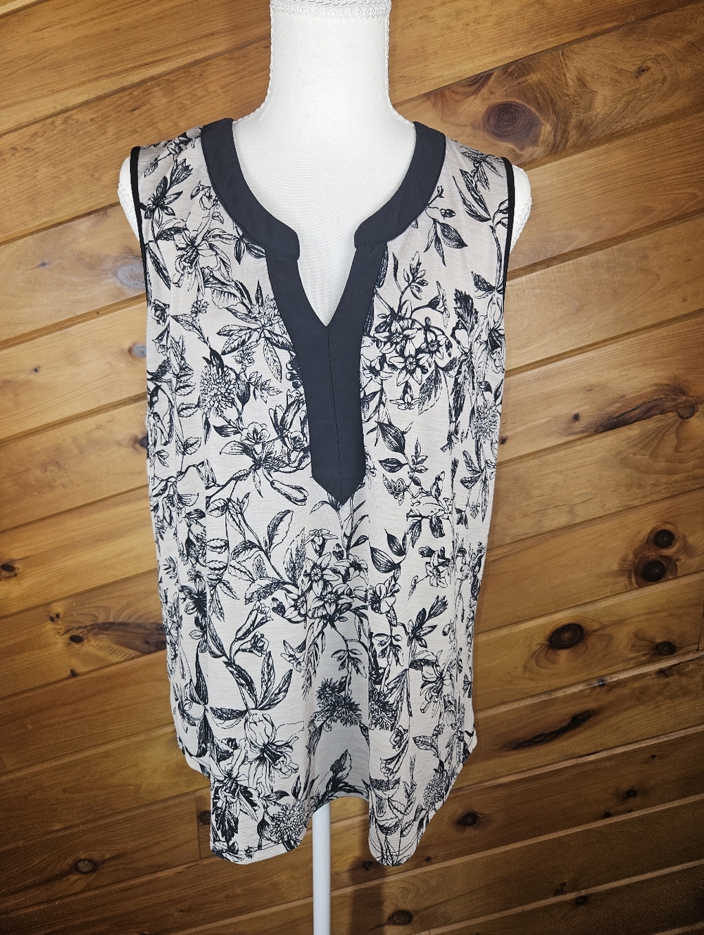 NAIF Black & Cream Floral Sleeveless V-Neck Camisole Size L